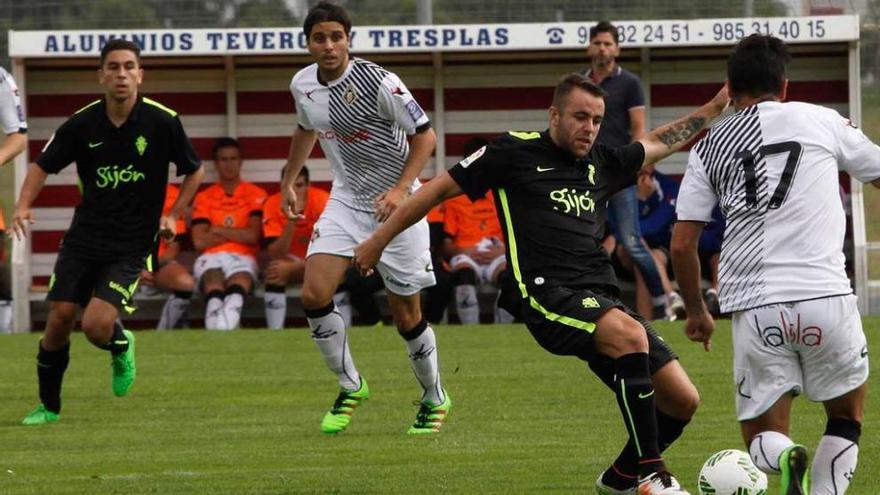 Álvaro se lanza a por la pelota ante Quero, con Luismi y David González, en segundo plano.