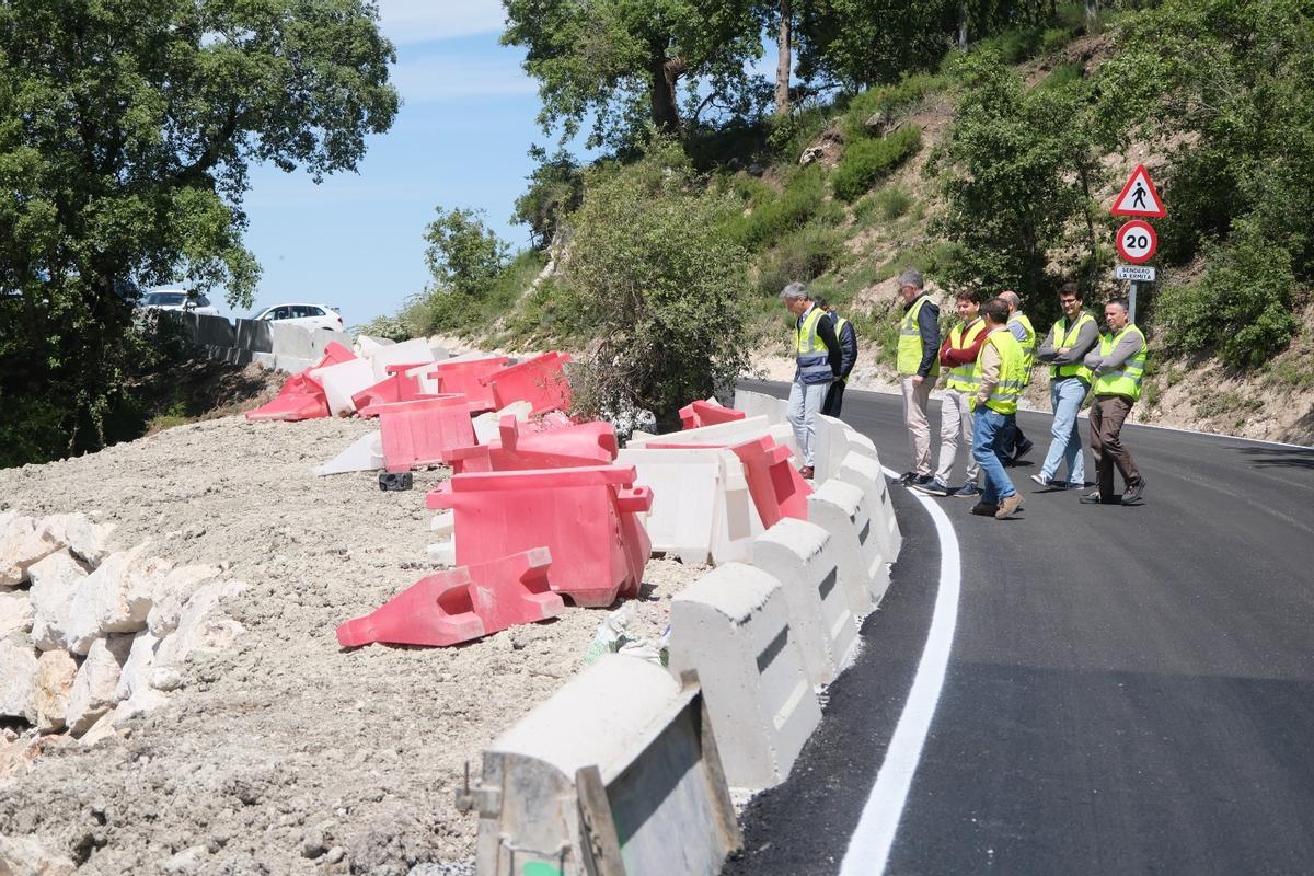 Visita institucional a los trabajos de emergencia en la carretera del santuario de la Virgen de la Sierra.