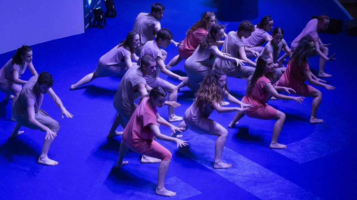 Los alumnos del Proyecto GoOD durante su actuación, con música de La consagración de la primavera de Stravinsky y coreografía de Asun Noales.