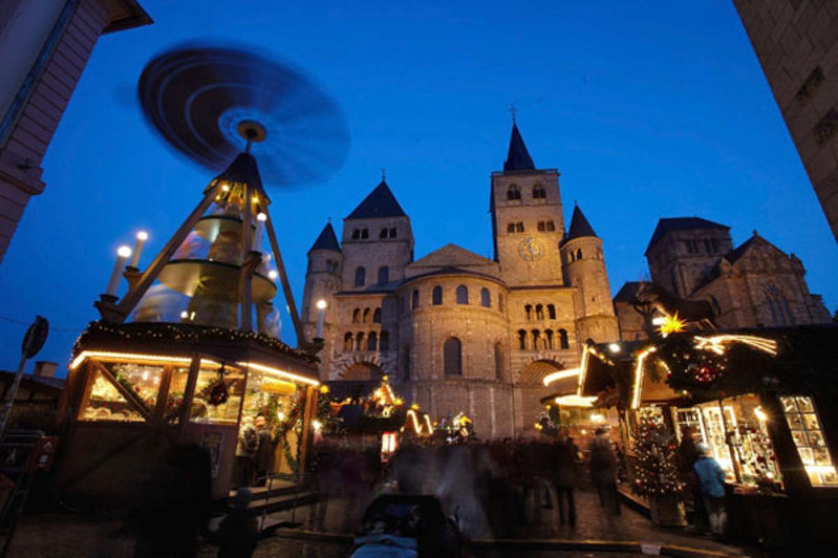 Vista general del mercat de Nadal aixecat davant de la catedral de Trier (Alemanya).