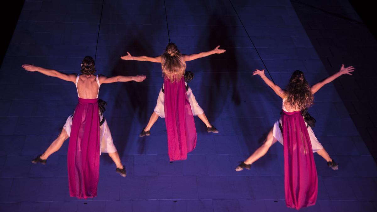 Espectacle de cloenda de dansa vertical dels bascos Harrobi Dantza Bertikala Konpainia i Oreka Tx