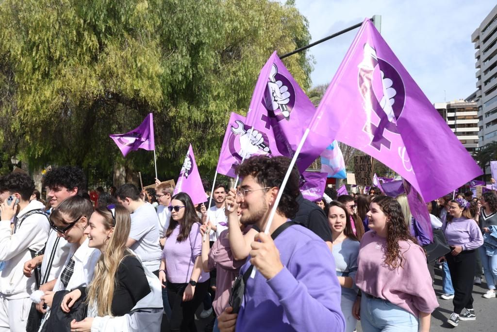 Las estudiantes toman las calles de València en el 8M