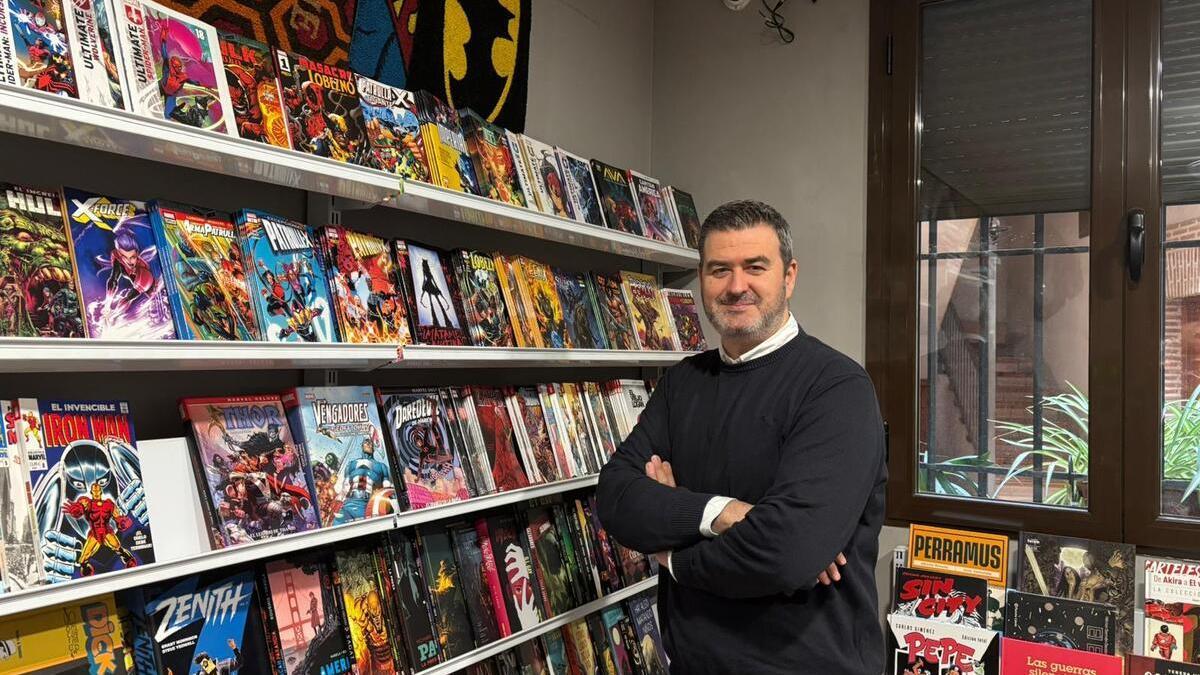 Juan Carlos posa en su tienda de cómics, donde conserva "más de 2.000 y cada mes traigo unas 300 novedades"