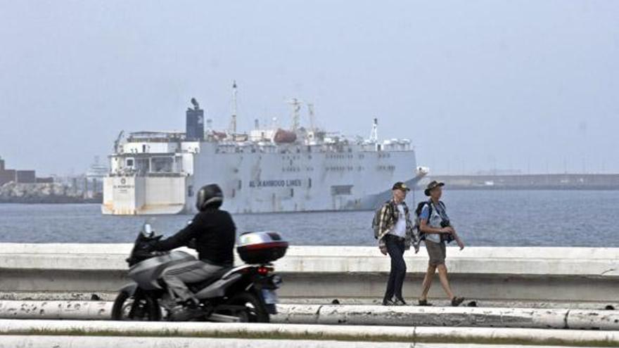 Vista del barco  &#039;Al Mahmoud 2&#039;, fondeado frente a la Avenida Marítima. i  ANDRÉS CRUZ