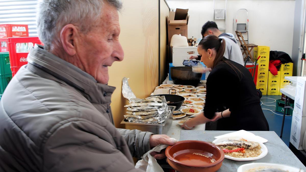 Migas con sardinas para todos los asistentes