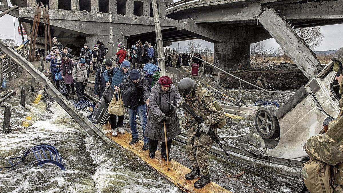 Refugiados ucranianos intentando salir del país