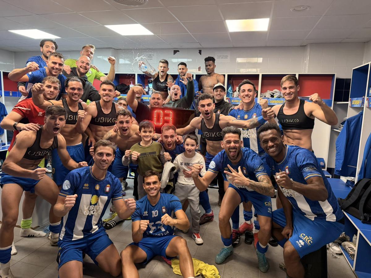 Los jugadores del Lorca Deportiva celebran la victoria ante el Melilla