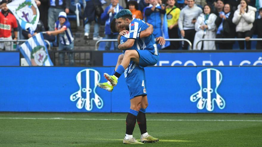David Mella y Lucas Pérez se abrazan tras el gol del Deportivo