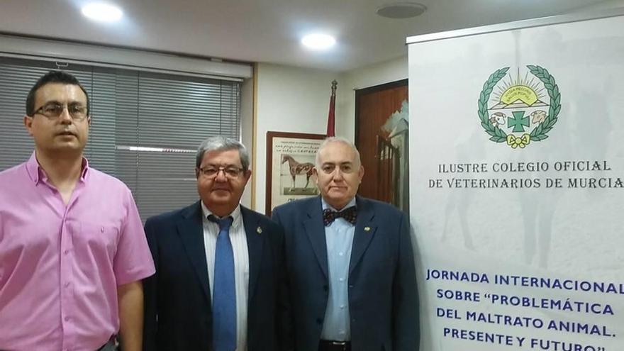 Fulgencio Fernández (c), junto a Cándido Gutiérrez (d), ayer.