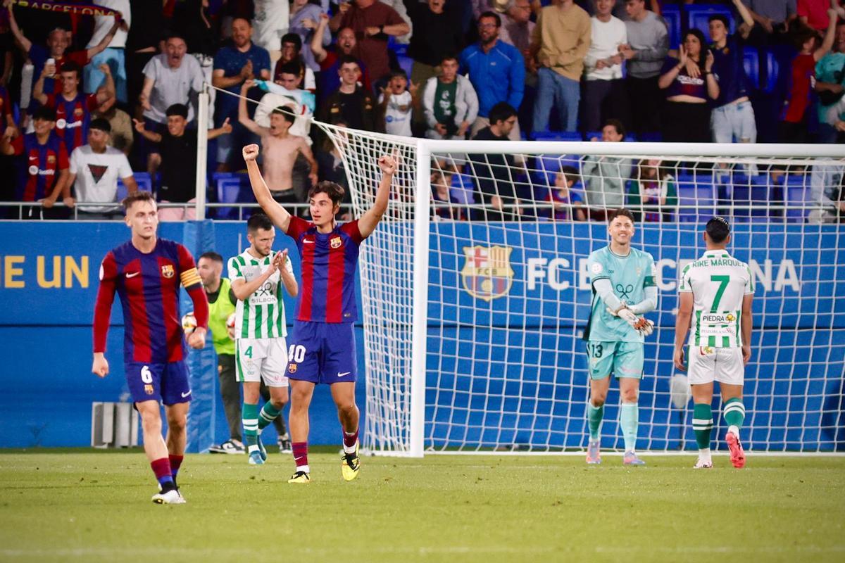 Los futbolistas del Barça Atlétic celebran su gol en el duelo de ida.