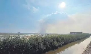 Medio Ambiente extrema el control sobre las quemas de paja en l’Albufera