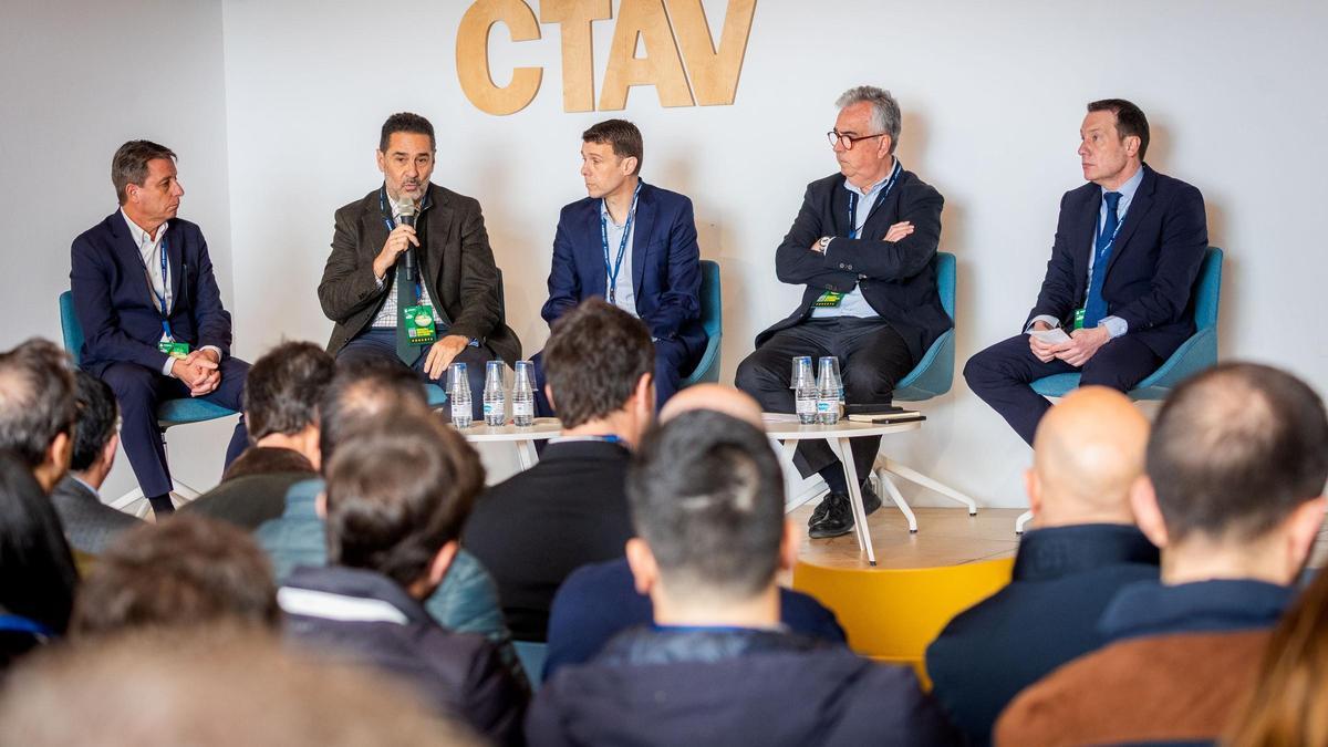 (De izquierda a derecha): José María Quirós (AEDAS Homes), Juan Antonio Gómez - Pintado (Vía Ágora), Carlos Sanz (Proyme) Juan Carlos Bandrés (LOBE), Pepe Fenollosa (Butech-Porcelanosa).