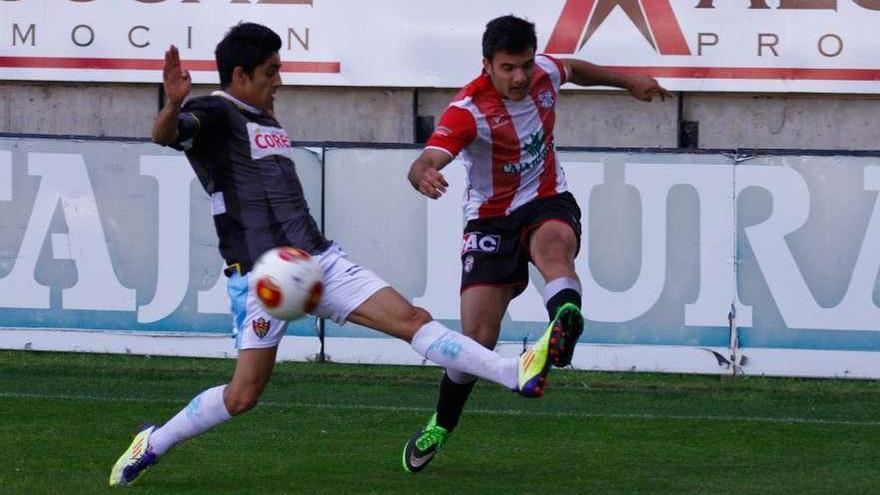 El lateral Iago intenta cortar un centro de un jugador del Zamora. // J. De la Fuente