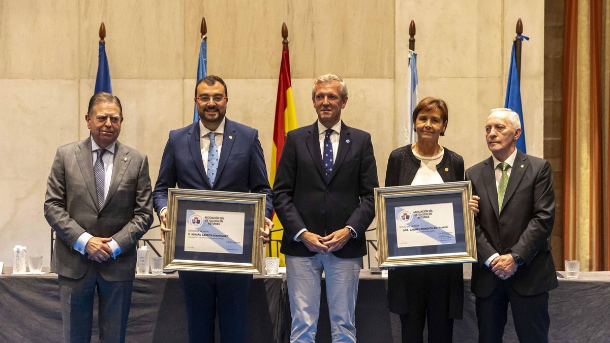 La Asociación Día de Galicia en Asturias entrega su medalla de oro a Adrián Barbón y Carmen Moriyón