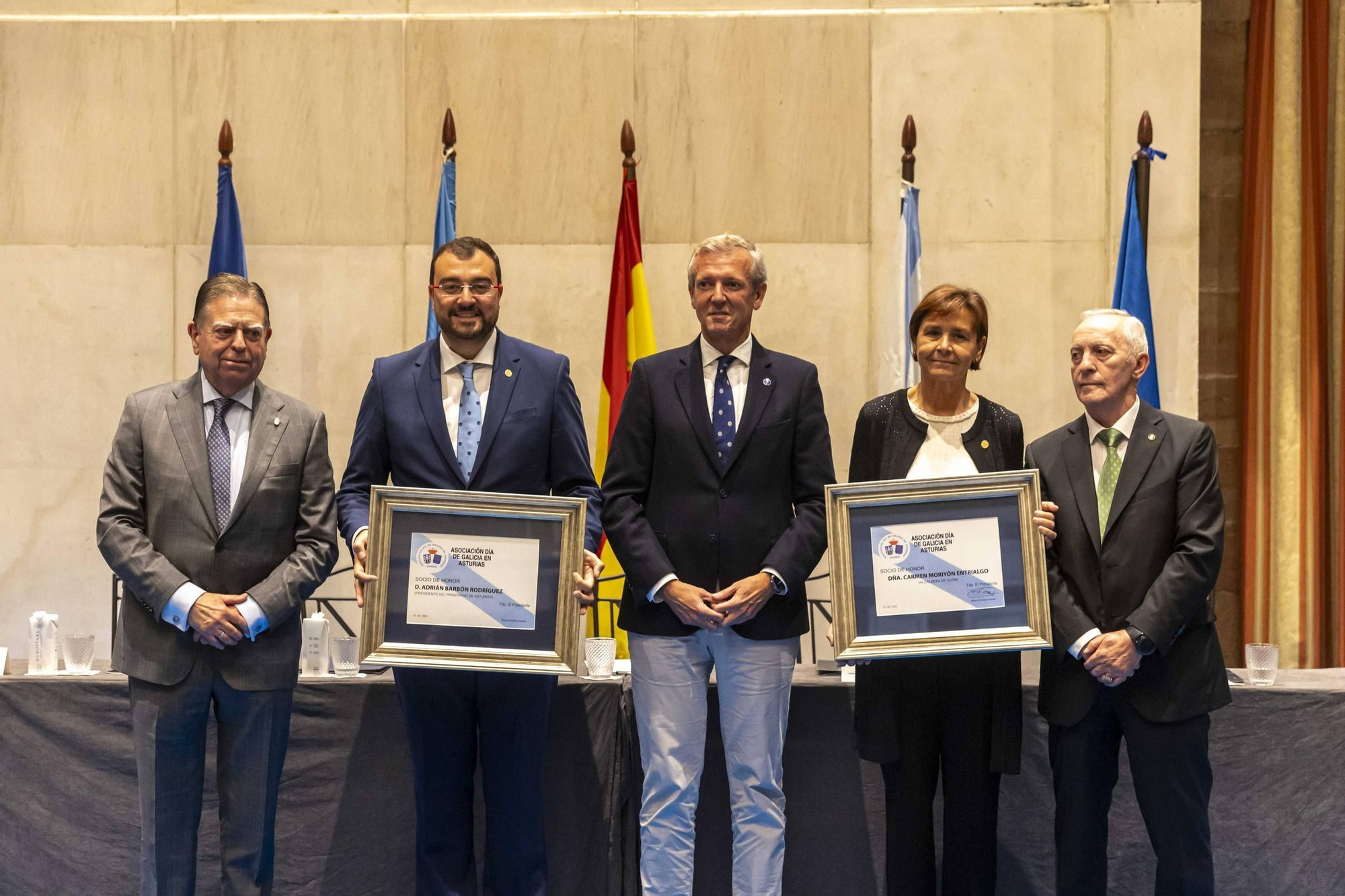 La Asociación Día de Galicia en Asturias entrega su medalla de oro a Adrián Barbón y Carmen Moriyón