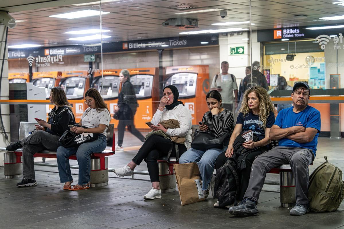 Demoras de hasta dos horas para salir de Barcelona en tren y buses