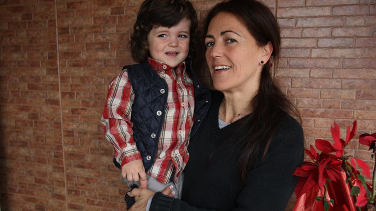 Eva Giménez y su hijo Nacho, único catalán con la enfermedad de Dent.