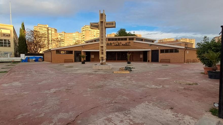 La cruz del Ribalta ya luce en solitario en la iglesia de Santo Tomás de Villanueva de Castelló