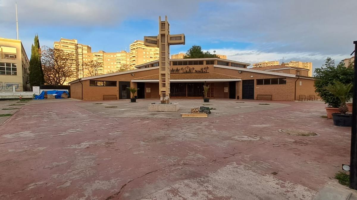 Imagen de la cruz, en solitario, en la explanada de la iglesia de Santo Tomás de Villanueva, este viernes.