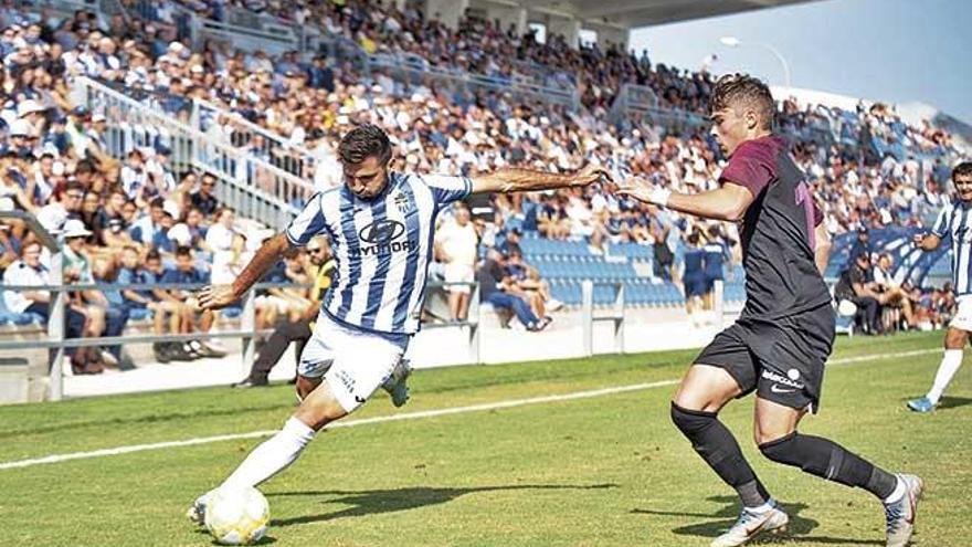 Luca Ferrone se dispone a centrar ante un Estadi Balear que rozÃ³ el lleno.