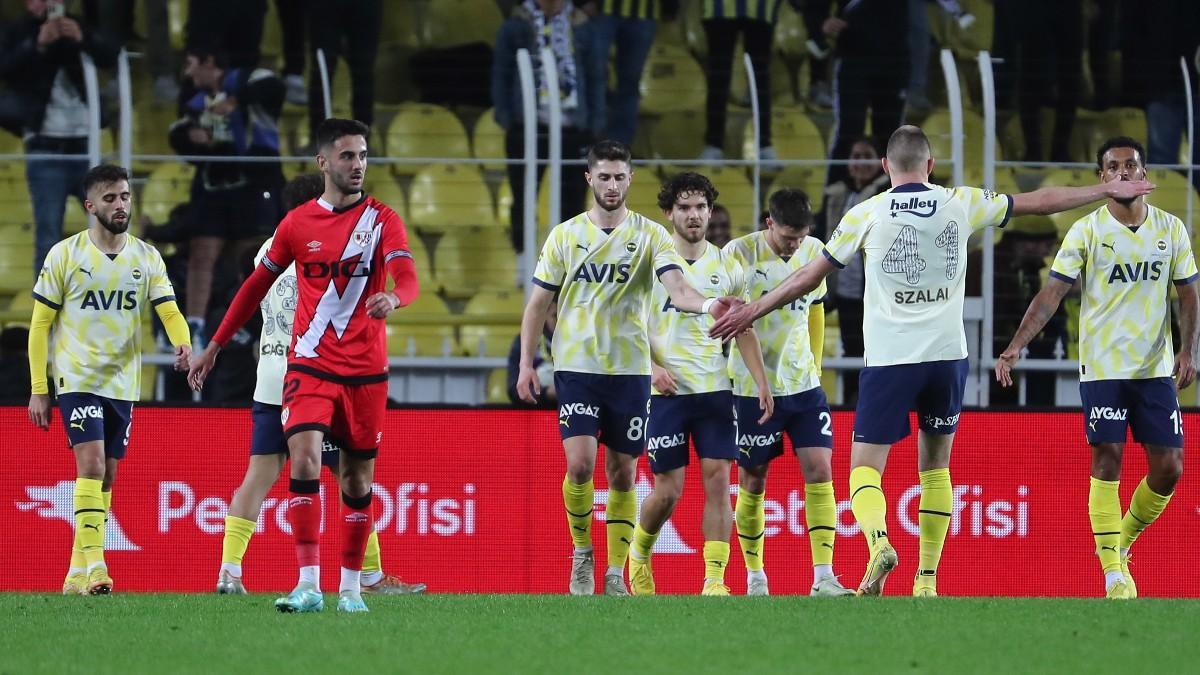 Los jugadores del Fenerbahce, tras uno de los goles