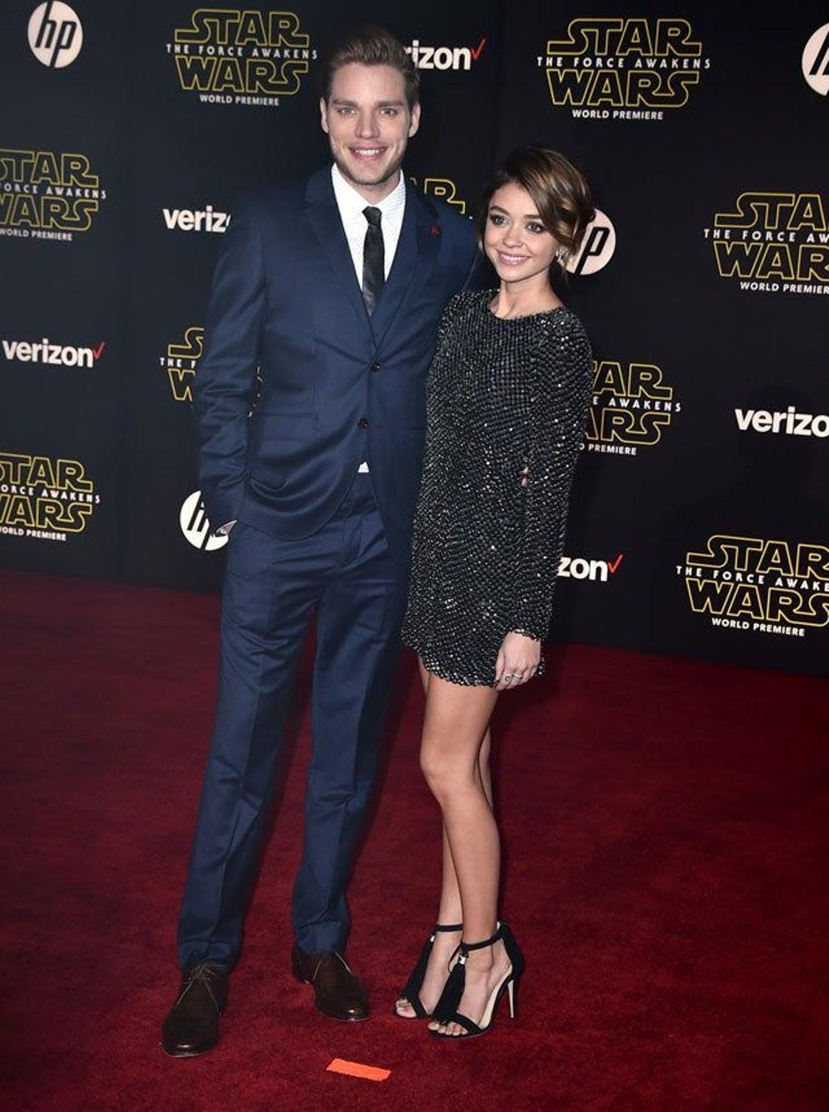 Dominic Sherwood y Sarah Hyland, en el estreno mundial de La guerra de las galaxias: el despertar de la fuerza en Los Ángeles.