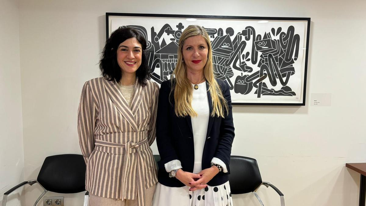 Ana García Álvares y Begoña Fernández-Costales, este miércoles, tras la charla.
