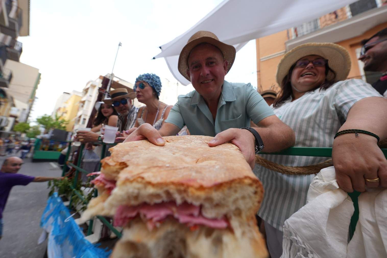 El Grau da inicio a las fiestas de Sant Pere con pólvora, bous y música