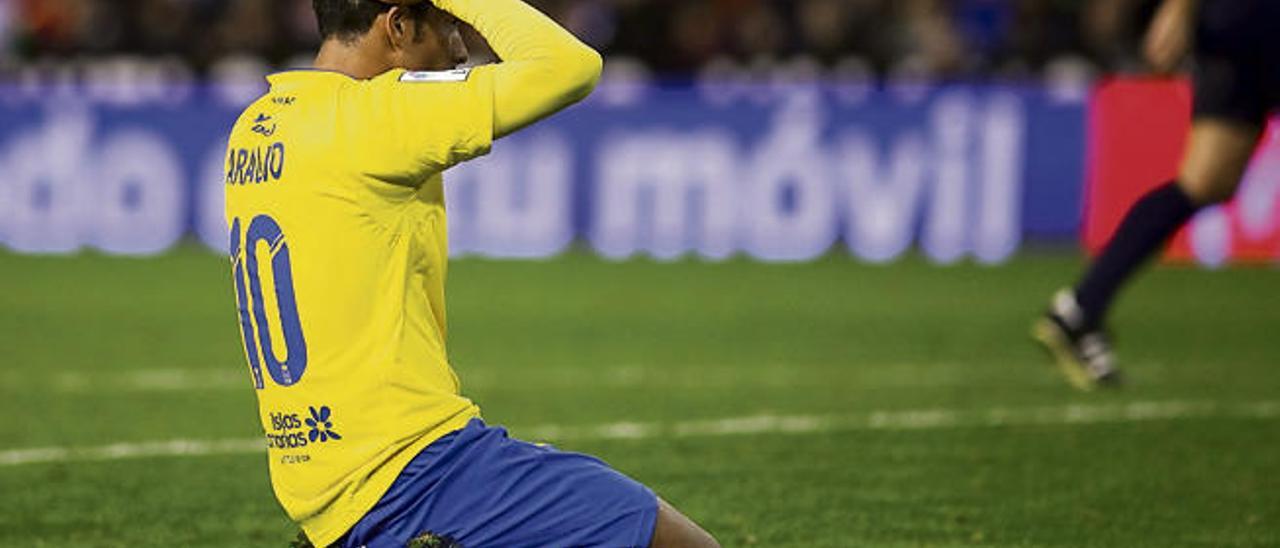 Sergio Araujo se lamenta tras fallar una ocasión de gol.
