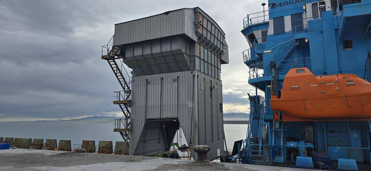 La tolva ecológica de Bergé, aún en la cubierta del "Meri", ayer, en El Musel.
