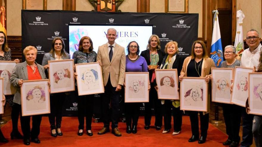 El alcalde junto con los retratos de las 15 mujeres homenajeadas sostenidos por ellas mismas o familiares. | | E.D.