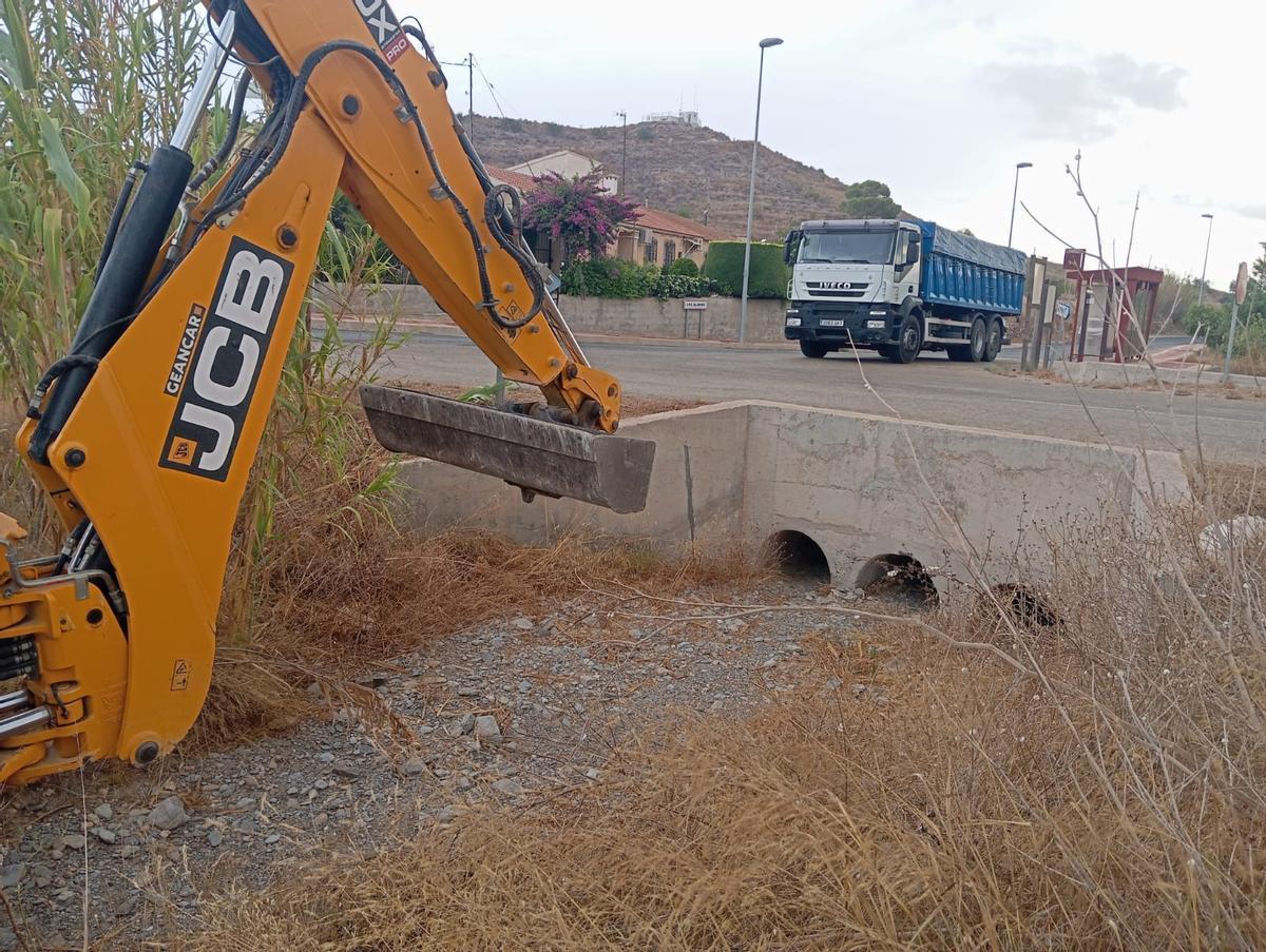 Trabajos de limpieza realizados este lunes en el entorno de Cuesta Blanca y Los Puertos.