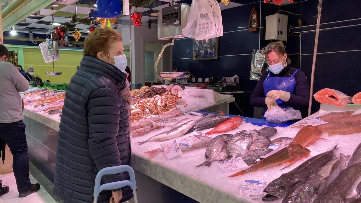 El mercado del Fontán apura las ventas en las horas previas a Nochevieja