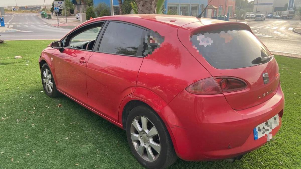 El Seat León, en la rotonda de Molina de Segura donde lo &#039;plantaron&#039; los jóvenes que estaban de fiesta.