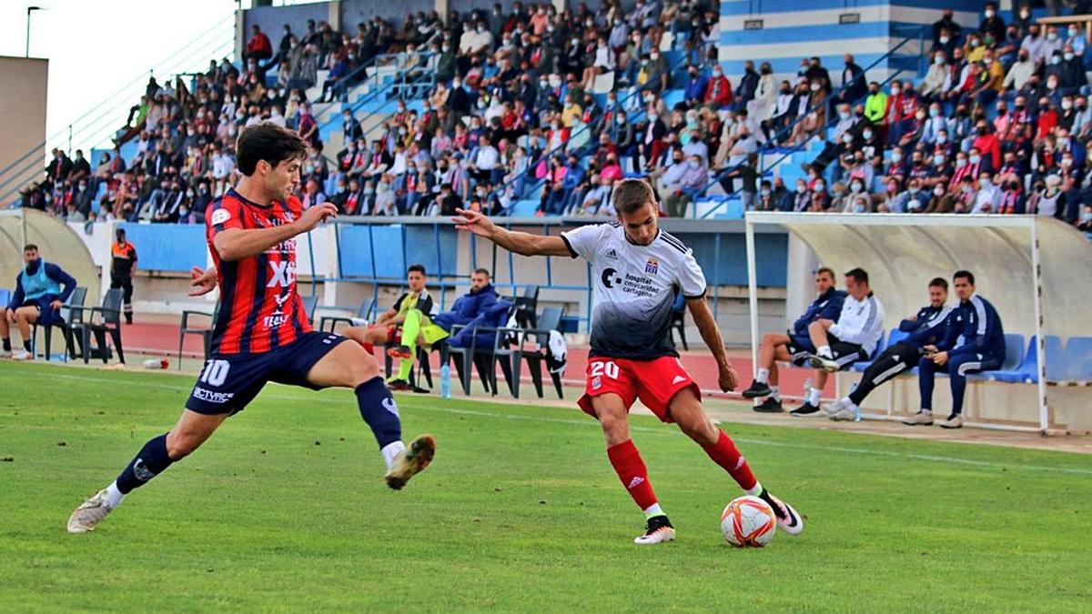 Guirao golpea el balón durante el encuentro entre el Yeclano Deportivo y el Cartagena Efesé. | FC CARTAGENA