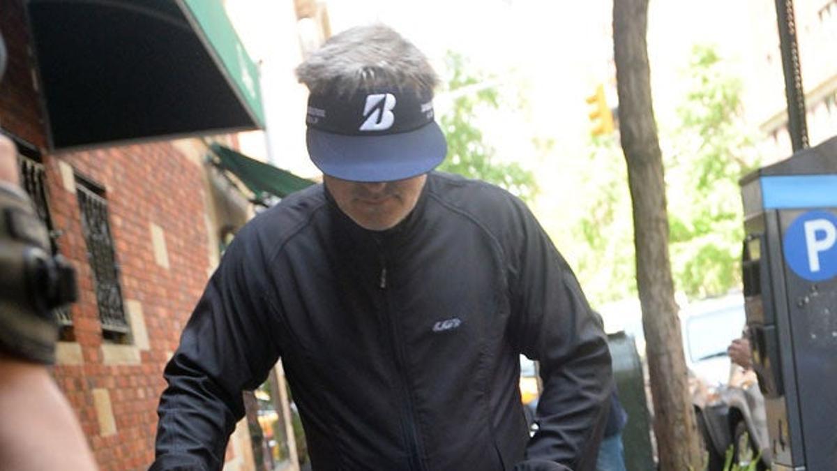 Alec Baldwin llega a casa con su bici tras ser detenido en Manhattan