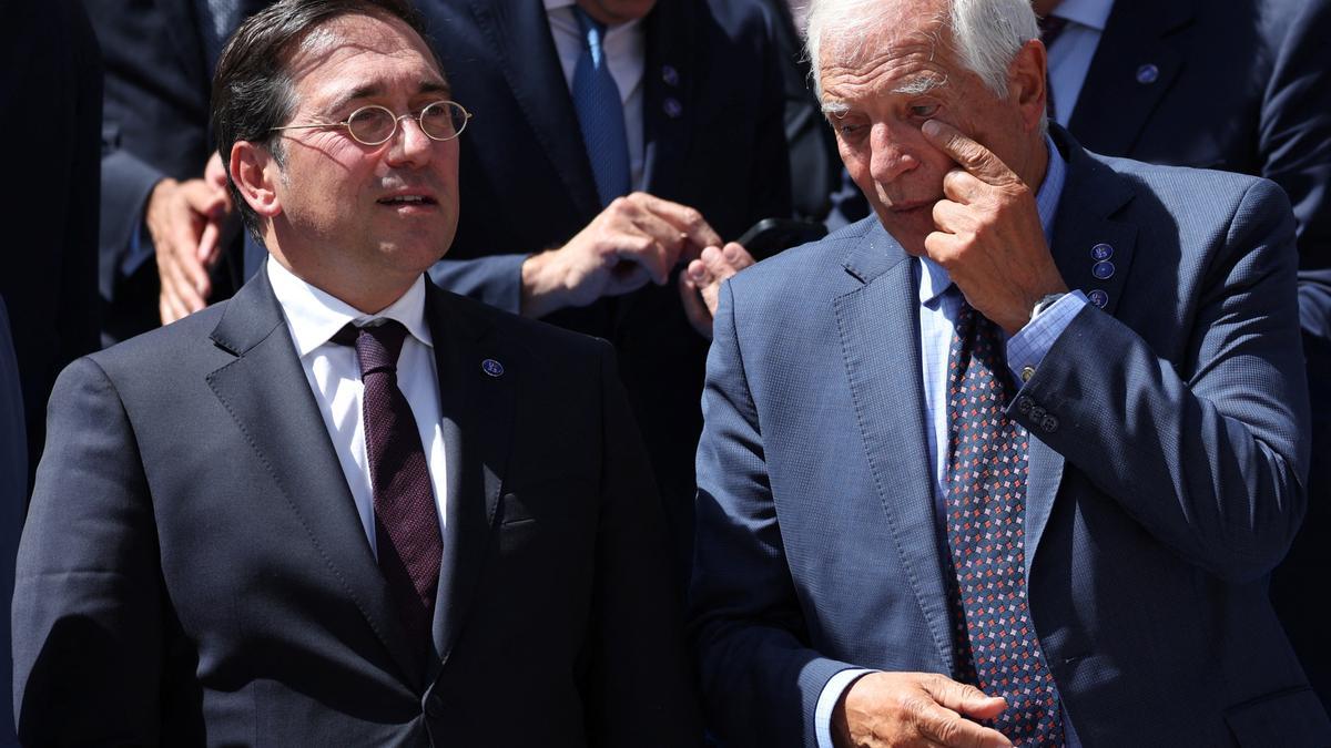 José Manuel Albares junto a Josep Borrell en la cumbre de Toledo