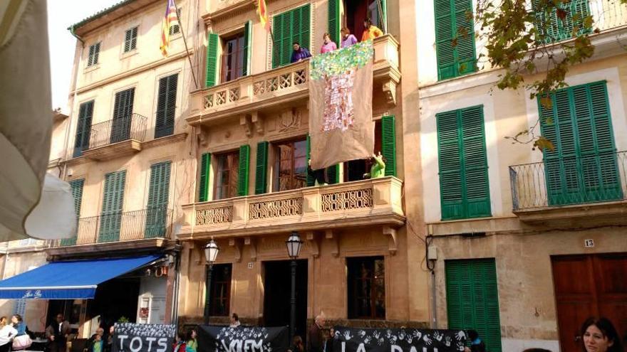 Decenas de escolares frente al Ayuntamiento en el Dia de la Pau