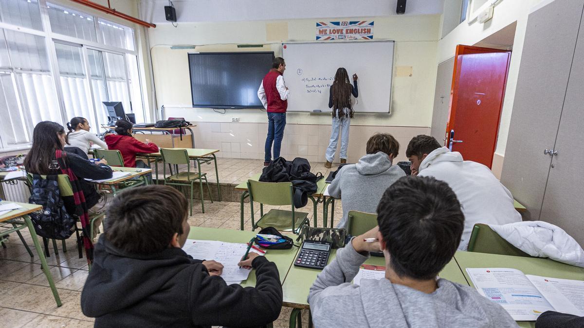 CLASE DE MATEMATICAS EN UN AULA