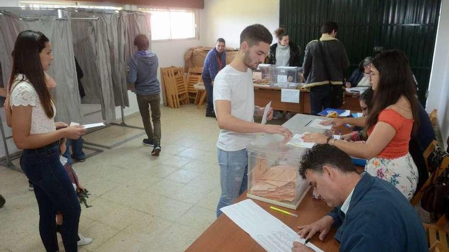 Votaciones en un colegio electoral en Caleiro, término municipal de Vilanova, durante las últimas generales // Noé Parga