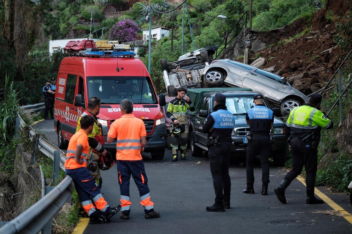 La caída de un muro provoca daños materiales en siete vehículos en Valleseco