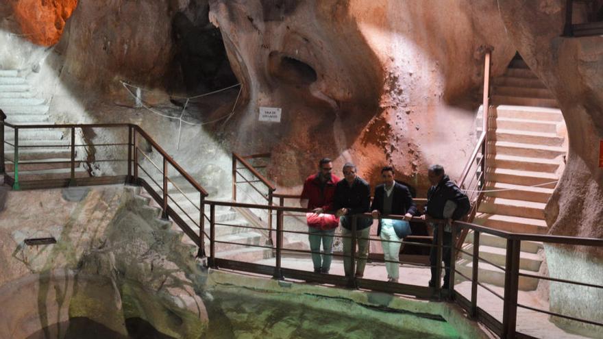 El alcalde rinconero, Francisco Salado (PP), y otros responsables locales, ayer, en la Cueva.