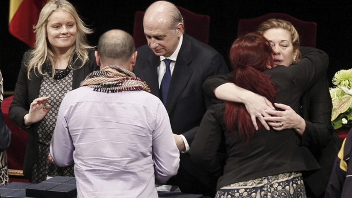 Fernández Díaz, junto a la presidenta de la Asociación 11M, Pilar Manjón, y la presidenta de la Fundación de Víctimas del Terrorismo, María del Mar Blanco, este lunes, en Madrid.