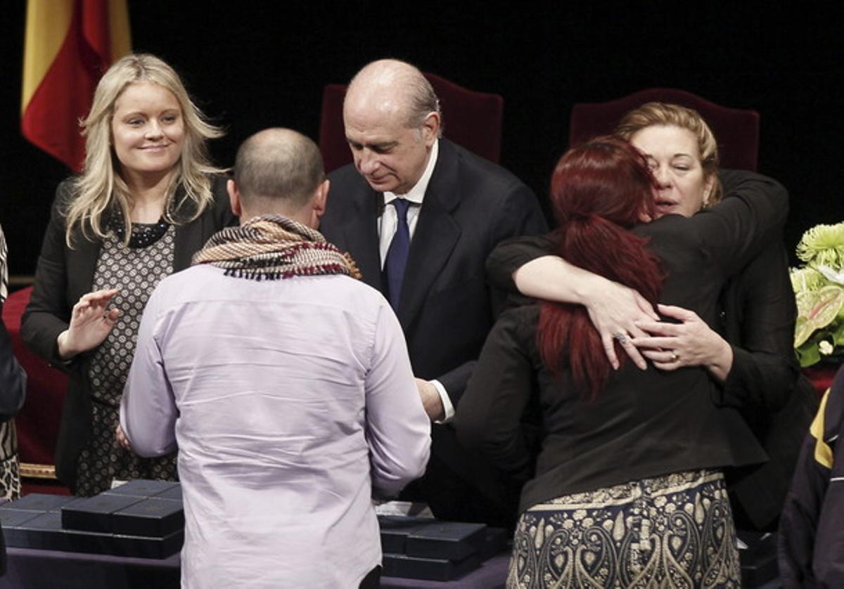 Fernández Díaz, amb la presidenta de l’Associació 11-M, Pilar Manjón, i la presidenta de la Fundació de Víctimes del Terrorisme, María del Mar Blanco, aquest dilluns, a Madrid.