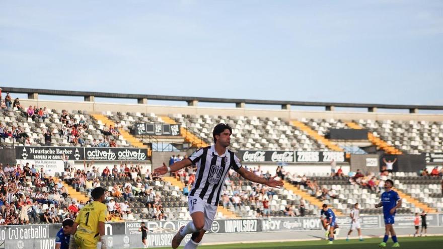 El Badajoz golea para seguir creyendo