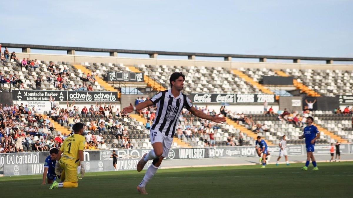 Borja Domingo celebra el cuarto gol del partido y el tercero en su cuenta particular.