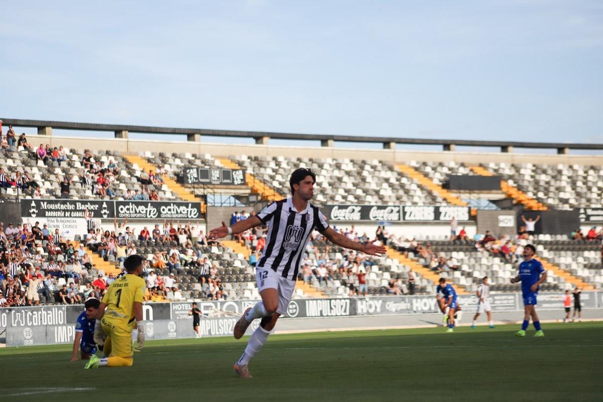 Borja Domingo celebra el cuarto gol del partido y el tercero en su cuenta particular.