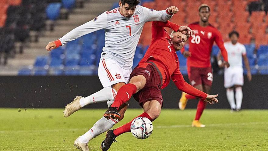 Morata lucha con un rival durante el partido ante Suiza.