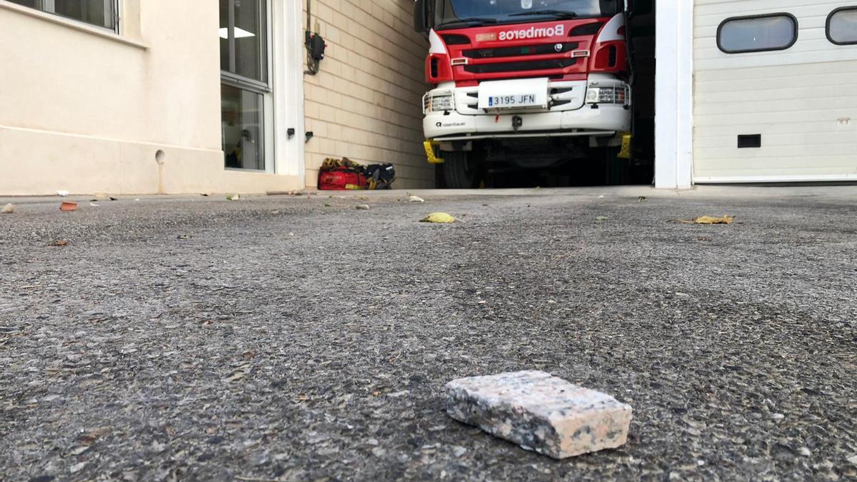 Una de las piedras lanzadas hacia la entrada del parque de bomberos de Villena.