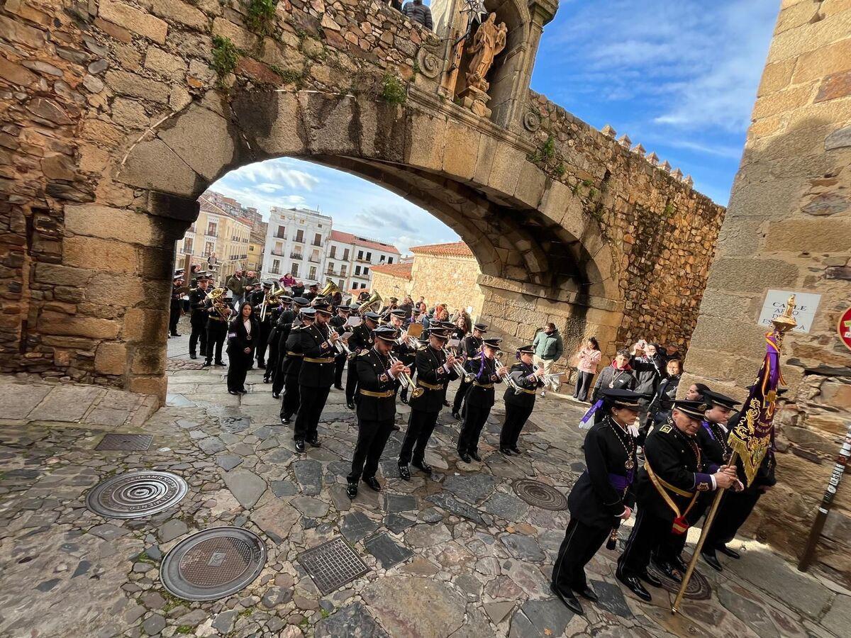 La Agrupación Musical de Jesús de Medinaceli de Alcalá desfiló en Cáceres